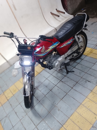 Honda 125 by 